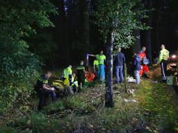 Quadrijder vliegt in donker bos uit de bocht en wordt bewusteloos gevonden in sloot (Foto: Berry van Gaal)