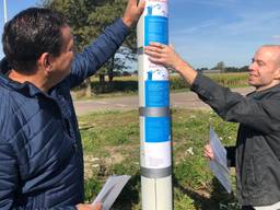 Boeren hangen flyers op in verschillende talen om te waarschuwen tegen varkenspest