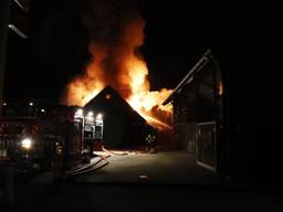 De brandweer bestrijdt het vuur. (Foto: SK-Media)