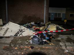 De resten van de container liggen over de hele straat verspreid. (Foto: Danny van Schijndel / 112Nieuwsonline)