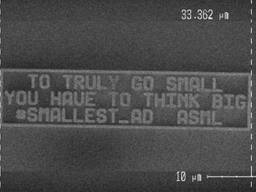 De advertentie is kleiner dan één haar (foto: ASML).