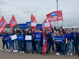 Stakend cabinepersoneel afgelopen vrijdag op Eindhoven Airport (foto: Raoul Cartens)