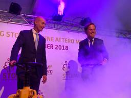 Premier Mark Rutte draait de symbolische stoomkraan open.