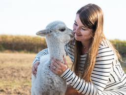 Francy met haar alpaca Luuk (Foto: Kevin Cordewener)