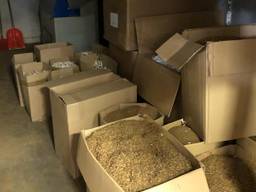 Miljoenen sigaretten gevonden in illegale sigarettenfabriek in Lithoijen (Foto: FIOD)