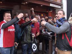 Italiaanse supporters drinken samen met PSV-fans.