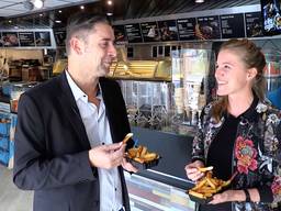 Verslaggever Ronald Sträter eet een frietje met ex-international Kirsten van de Ven.