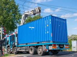 De vrachtwagen  trok de bovenleiding mee. (Foto: Toby de Kort)