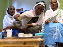Eritrese vrouwen zetten op traditionele wijze koffie