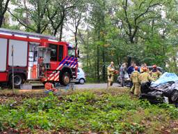 De auto sloeg over de kop. (Foto: Danny van Schijndel)