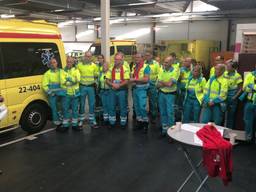 De vakbond FNV spreekt het actievoerende ambulancepersoneel toe in Helmond