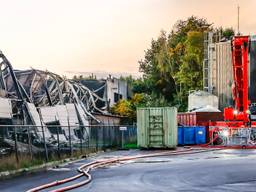 De schade bij TUF Recycling was vrijdagochtend goed te zien. (Foto: Marcel van Dorst/SQ Vision)