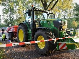 De bromfietser belandde onder de aanhanger van de tractor. (Foto: Toby de Kort)