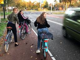 Wethouder Inge van Dijk met Miranda en Amy (foto: Paul Post)