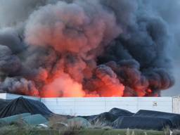 Enorme rookwolken boven Dongen (foto: ANP)