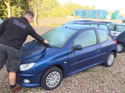 Frank Wuijts haalt de troep van zijn auto's.