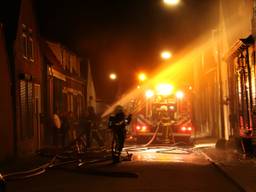 De brandweer bestreed het vuur. (Foto: Danny van Schijndel)