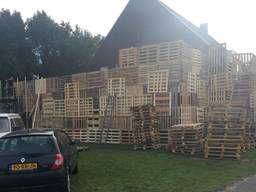 Achter de pallets zit de voordeur.