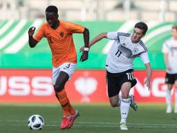 Jordan Teze in duel tijdens Nederland-Duitsland (foto: VI Images).