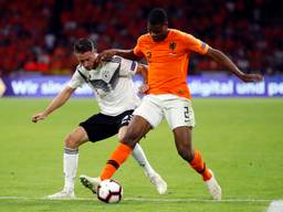 Denzel Dumfries maakte zaterdagavond zijn debuut voor Oranje (foto: VI Images).