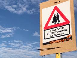 Deze protestborden werden zaterdag opgehangen op de parkeerplaats Streepland (Foto: Erik Peeters)