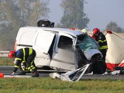 Een vrachtwagen en een bestelbusje botsten woensdag op elkaar bij Woensdrecht. (Foto: Danny van Schijndel).