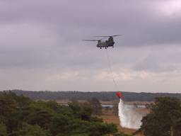 Deze Chinook kan ruim 7000 liter water droppen. (foto: Omroep Brabant).