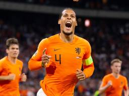 Virgil van Dijk is de beste voetballer na Ronaldo en Messi volgens Chris Sutton (foto: VI Images).