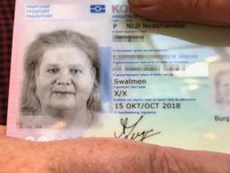 Leonne is de eerste met een X in een genderneutraal paspoort. (Foto: Jan Waalen)