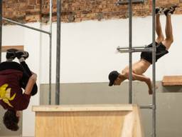 In de nieuwe hal wordt flink geoefend door trickers en freerunners. (Foto: Kevin Cordewener)