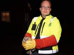 De uil werd gevangen en uiteindelijk buiten losgelaten. (Foto: FPMB)