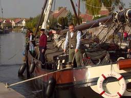 Oude zeilschepen die deelnemen aan de Bietenroute varen de haven van Steenbergen binnen. Foto: