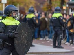 Twee agenten raakten gewond bij de rellen. (Foto: Tom van der Put/SQ Vision Mediaprodukties)