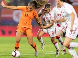 Lieke Martens omringd door speelsters van Denmarken. (Foto: VI Images)