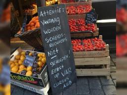 Attentie: scheidsrechters worden niet geholpen (foto: WOUT groenten en fruit speciaalzaak).