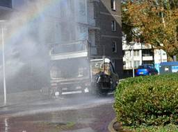 De wagen wordt nat gehouden door de brandweer (Foto: Dave Hendriks / SQ Vision).