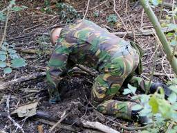 Militairen zoeken naar geld en drugs. (Foto: Danny van Schijndel)