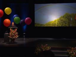 Ceremoniemeester Gemma van Gaasbank in Theater De Lievekamp.