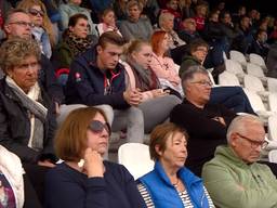 In het stadion wordt ademloos gekeken naar de samenkomst in Oss