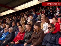 Honderden mensen kwamen samen in het stadion Top Oss om op schermen de samenkomst te volgen