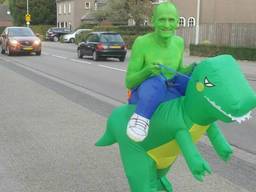 Henk loopt de halve marathon in zijn dinopak.