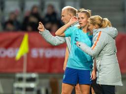 Kika van Es in gesprek met bondscoach Sarina Wiegman (foto: OrangePictures).