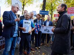 Minister Wiebes kreeg vorig jaar een petitie overhandigd. Brabanders vroegen hem geen vergunning te geven voor aardgaswinning in Waalwijk. (Foto: archief)