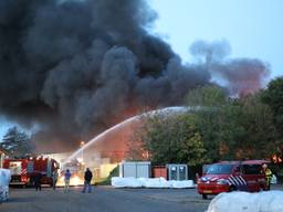 Een grote brand bij TUF Recycling zorgt donderdagavond voor veel overlast.