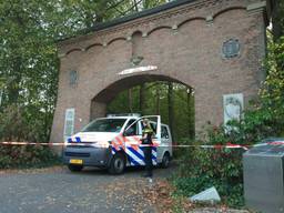De politie doet onderzoek naar het drugslab in het voormalig klooster. (Foto: Bart Meesters)