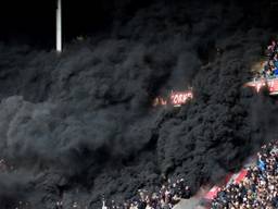De rookbommen die in april werden afgestoken bij de wedstrijd PSV-Ajax. (Foto: ANP)