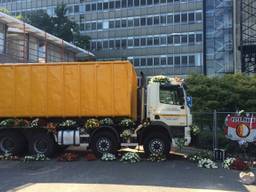 Een bloemenzee bij de vrachtwagen van de omgekomen Ferry Stalder. (Archieffoto)