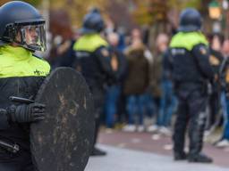 Bij de rellen raakten twee agenten lichtgewond. Foto: Tom van der Put / SQ Vision