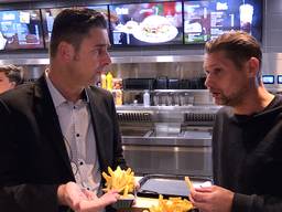 Verslaggever Ronald Sträter eet een frietje met oud-PSV'er Theo Lucius.