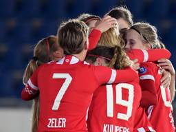Vreugde bij de vrouwen van PSV na de 1-3 zege bij PEC Zwolle. (Foto: Orange Pictures)